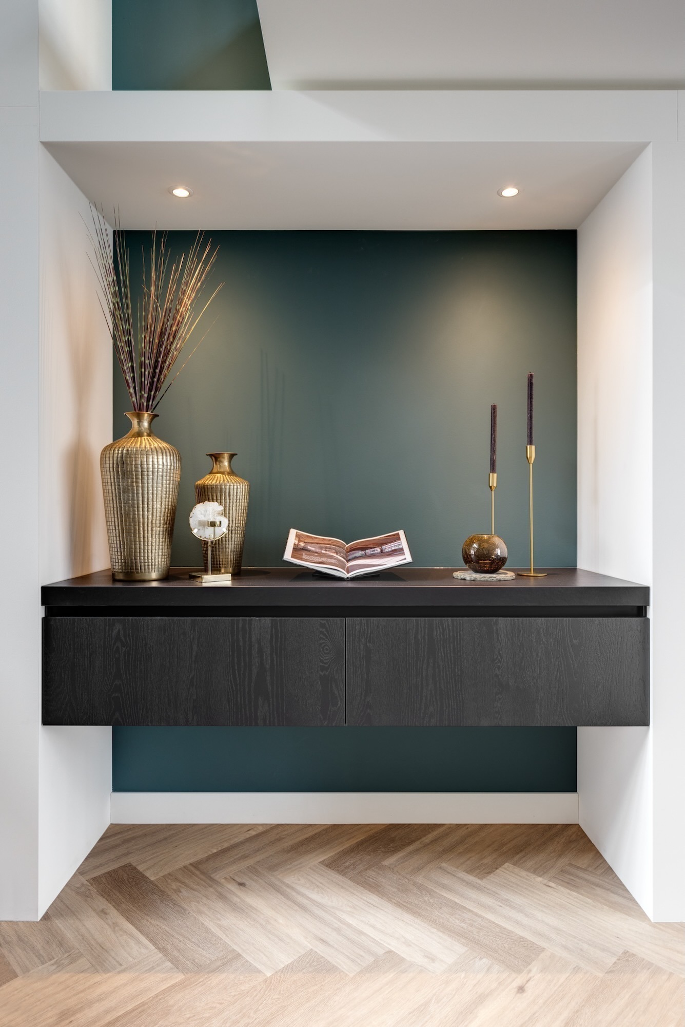 zwevend dressoir op maat in nis
