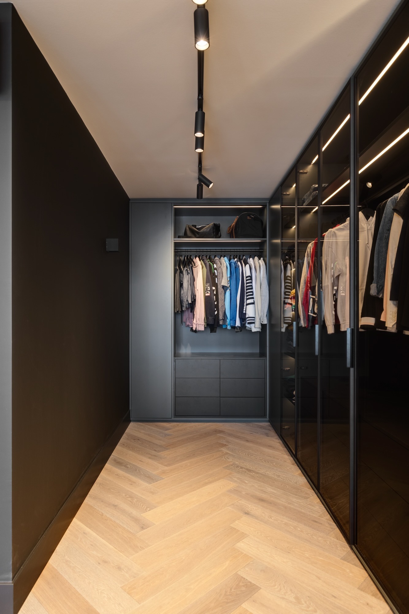 voorbeeld garderobe glazen deuren