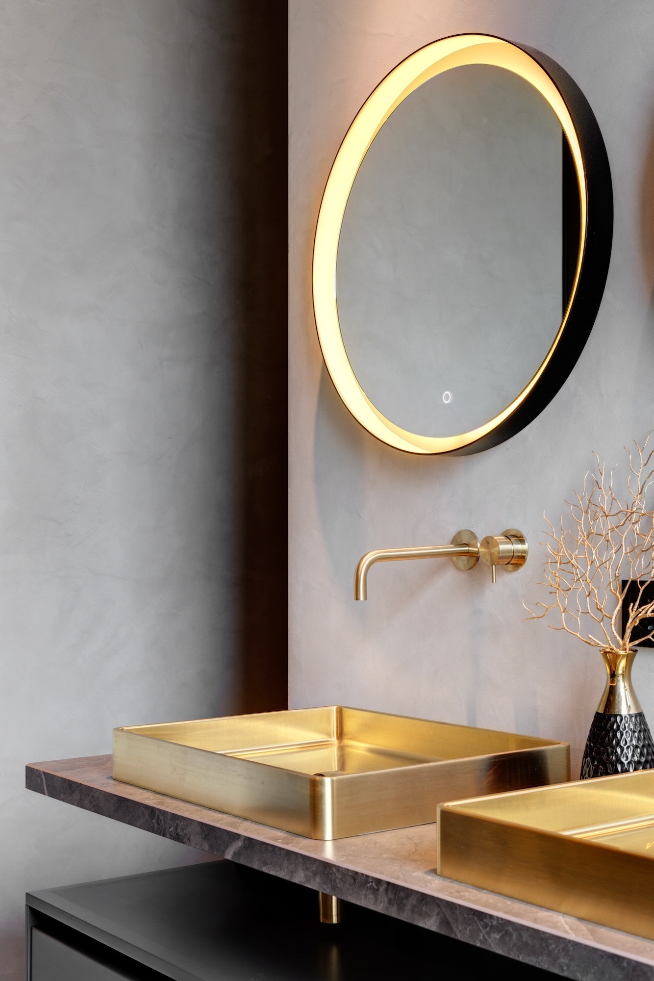 badkamermeubel met gouden accessoires