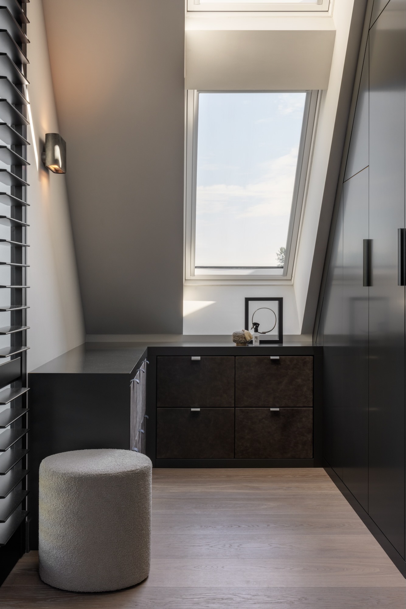 walkin closet met schuine wand