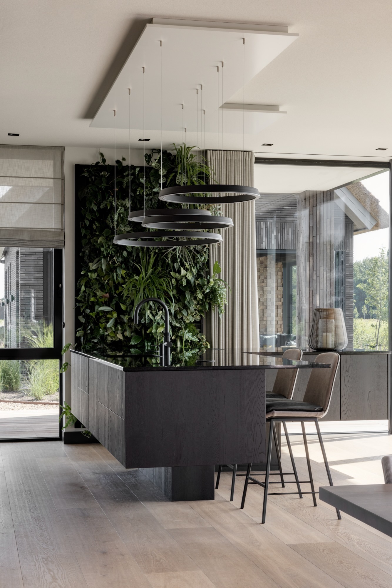 keukeneiland zwevend met bartafel