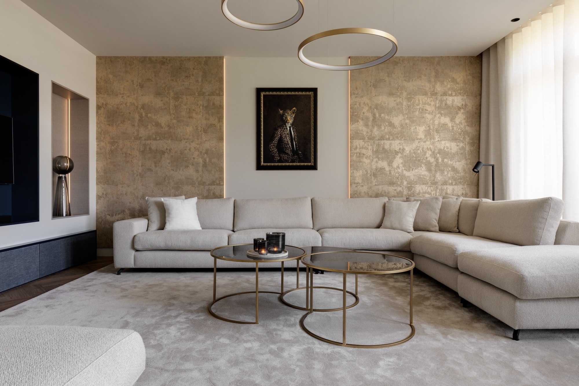muur met goud behang