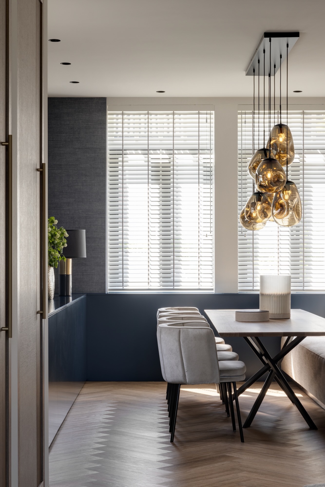 mooie eetkamer met eetbank