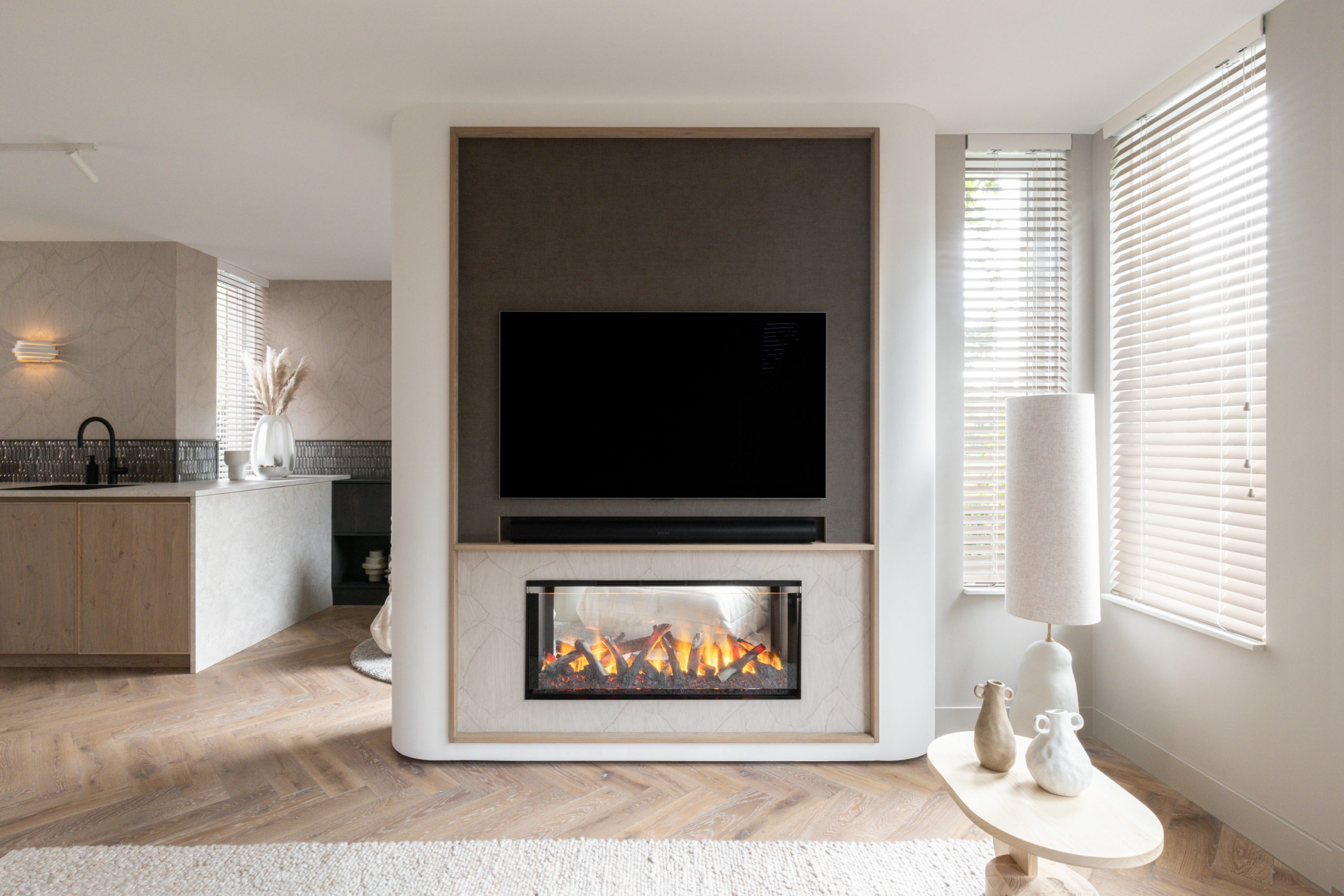 tussenwand met tv en openhaard