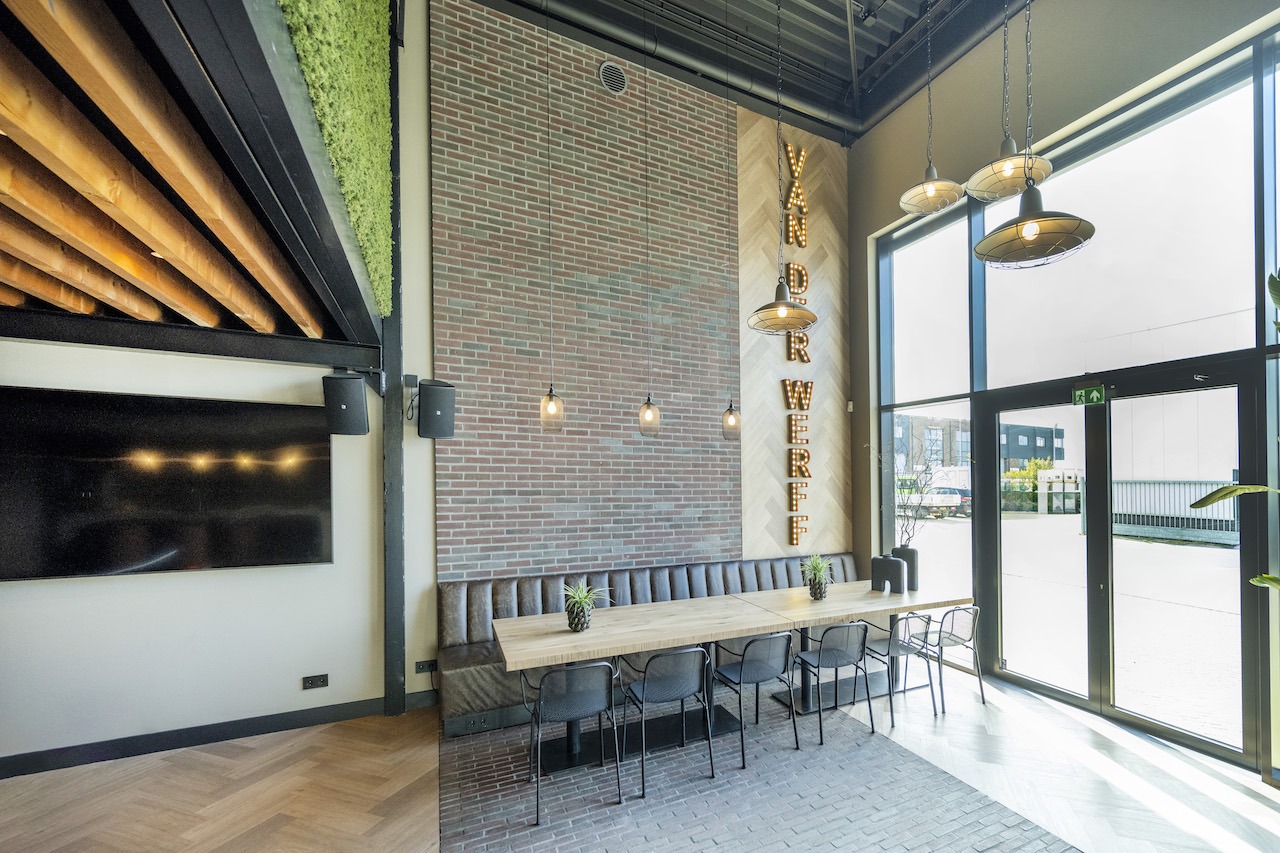 grote tafel met lange eetbank
