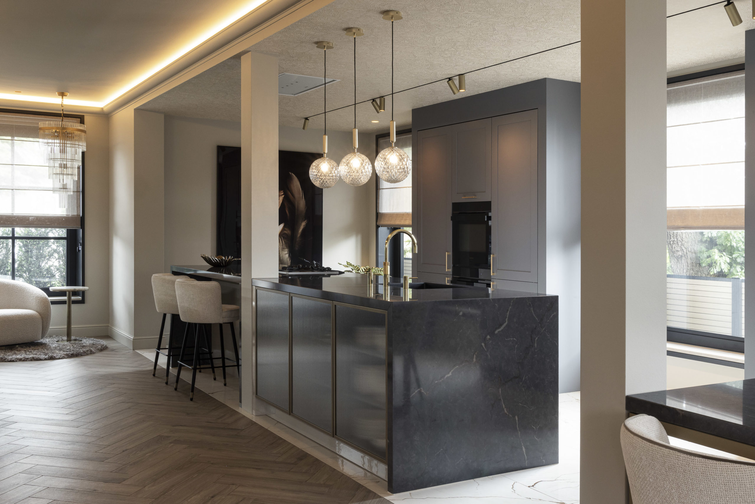 open keuken met groot kookeiland villa Amsterdam