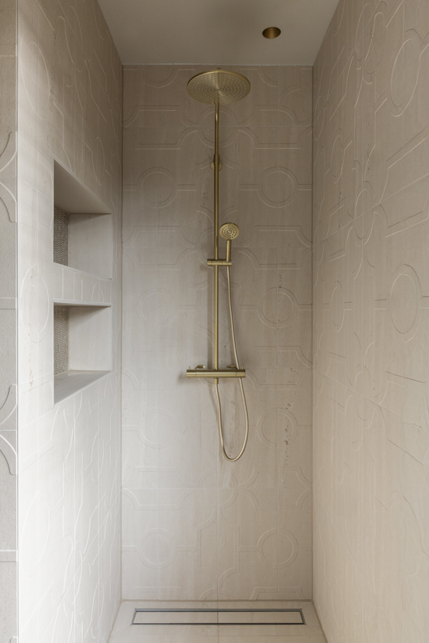 beige douche met messing rainshower