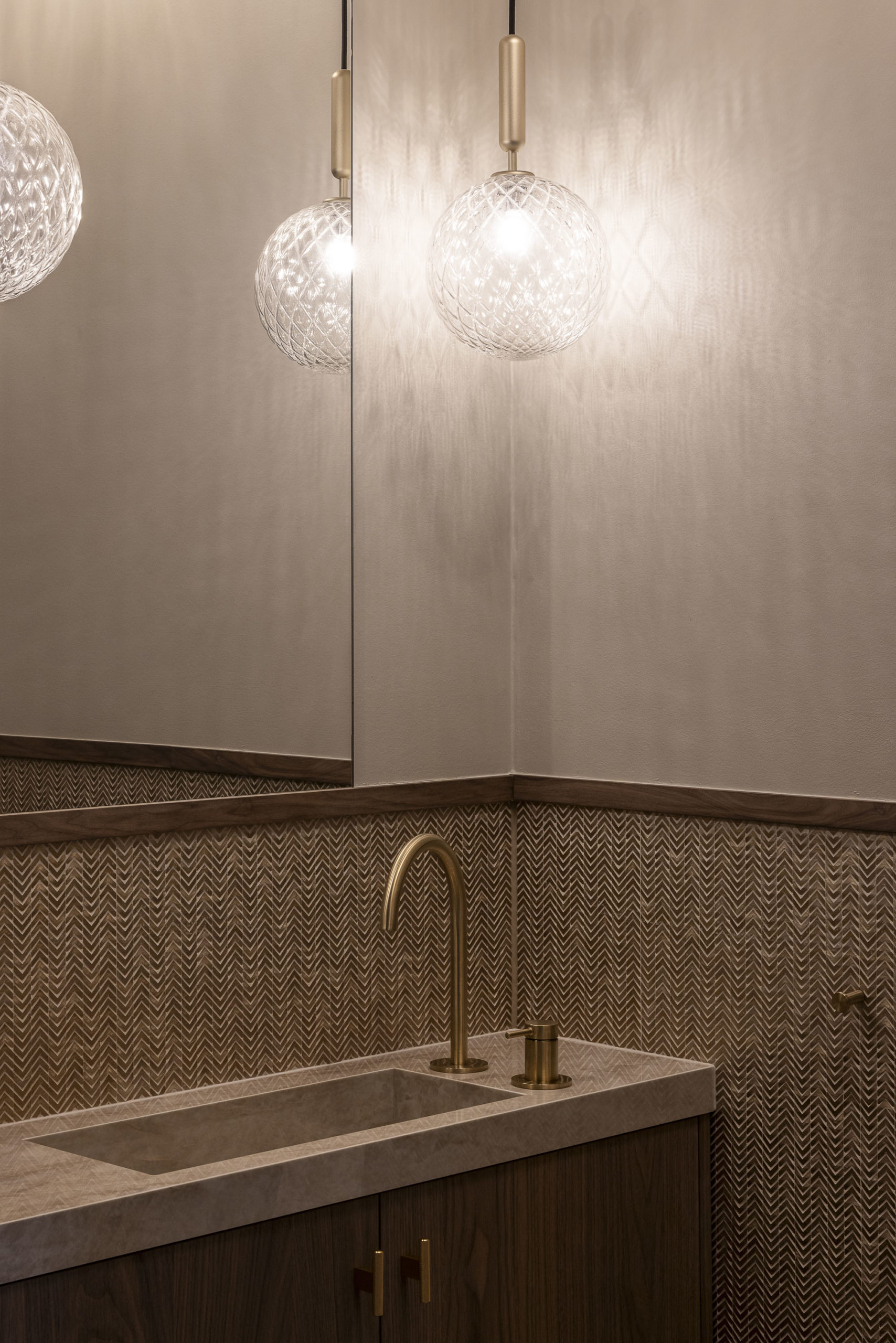 toiletmeubel met messing kraan