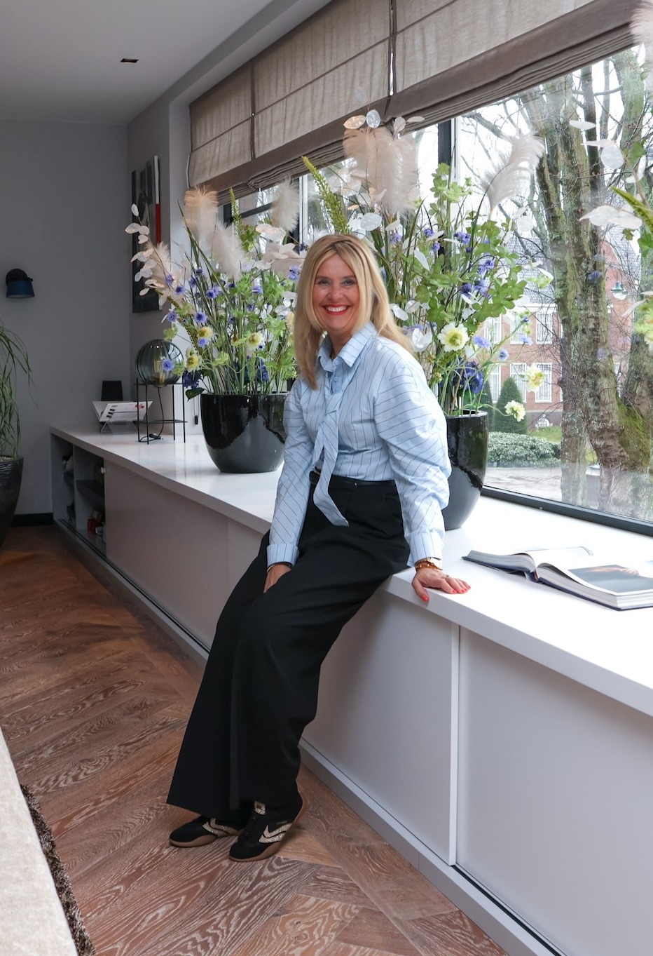 Innovatieve productpresentatie in de Lieftink Showroom waarbij diverse zwart metalen kozijnen en deuren van Lieftink naadloos zijn ingebouwd in witte tussenmuren voor een realistische beleving.
